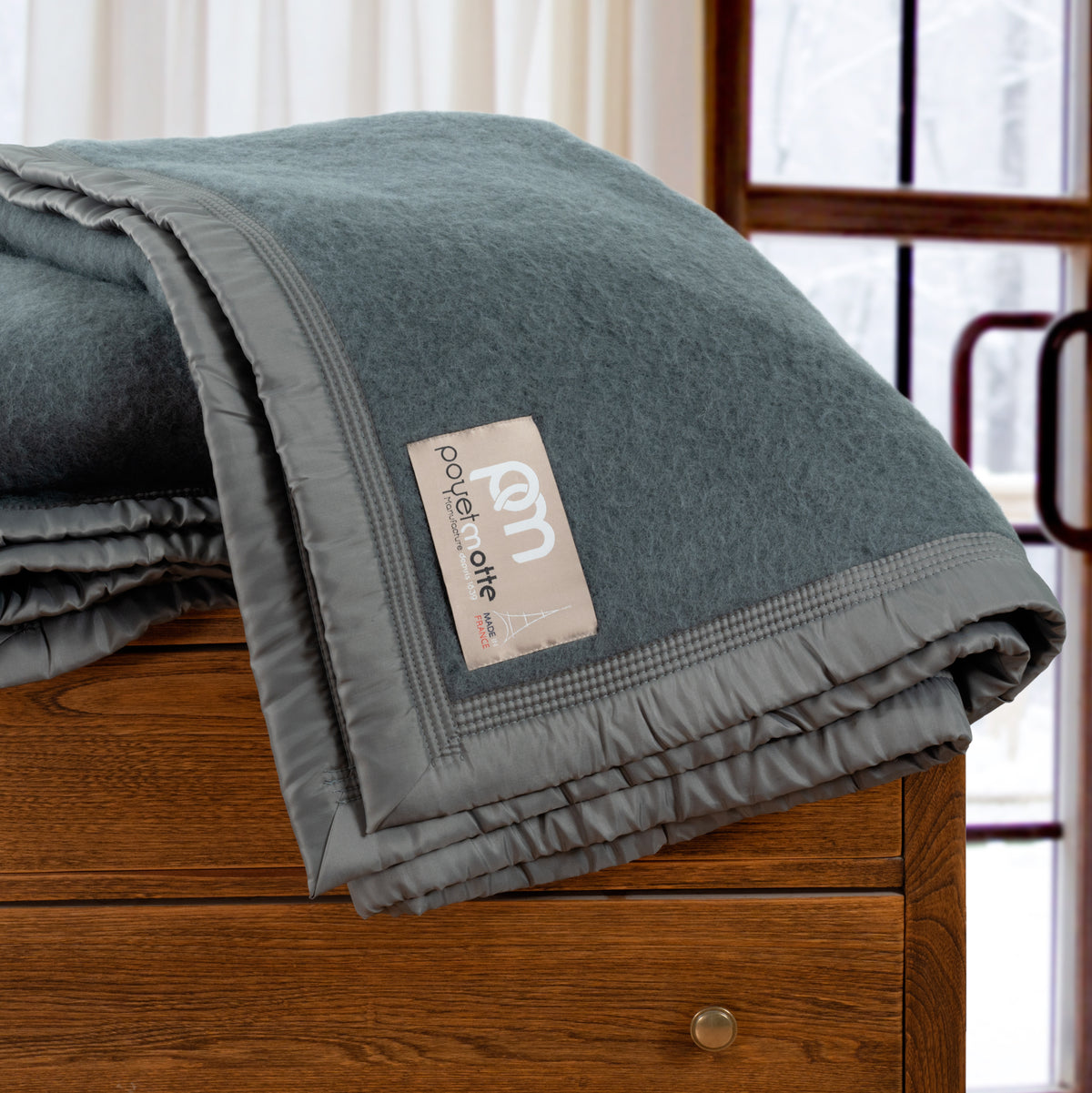 Aurora-wool-blanket-700gsm-grey-dresser